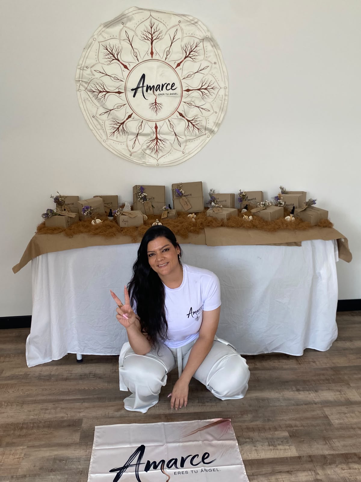 Mesa completa de kits AMARCE lista para las asistentes