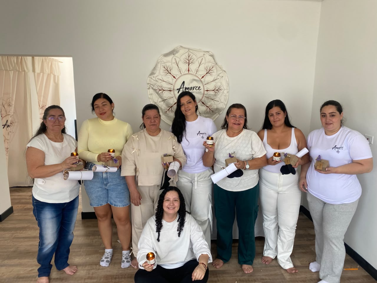Mujeres de la comunidad AMARCE con sus velas rituales al cierre del segundo encuentro