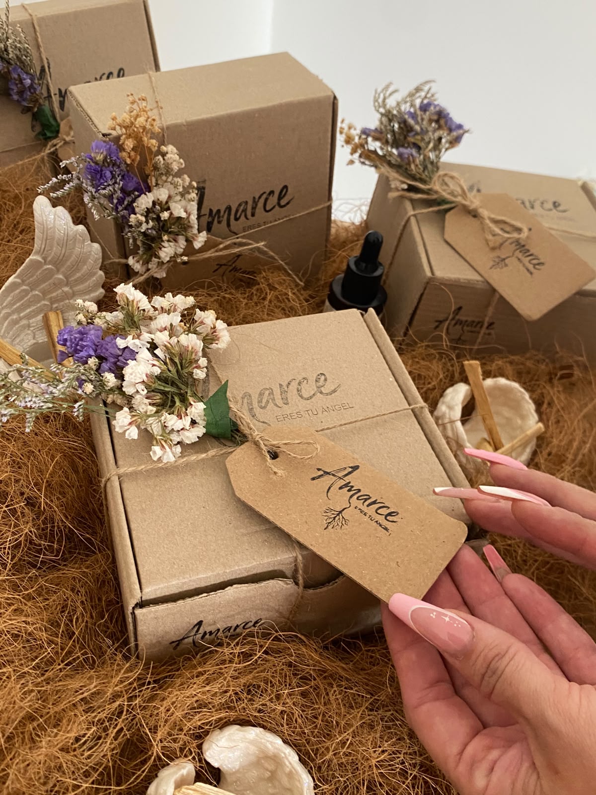 Detalle de las cajas ritual AMARCE con flores secas y palo santo