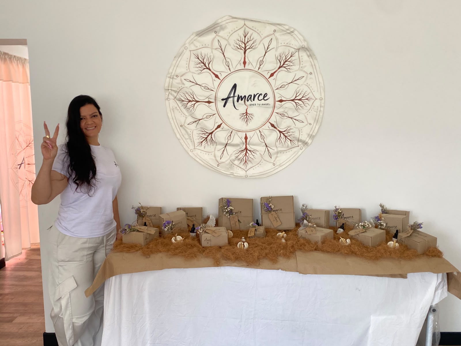 Marcela Alzate junto a la mesa de kits AMARCE del segundo encuentro