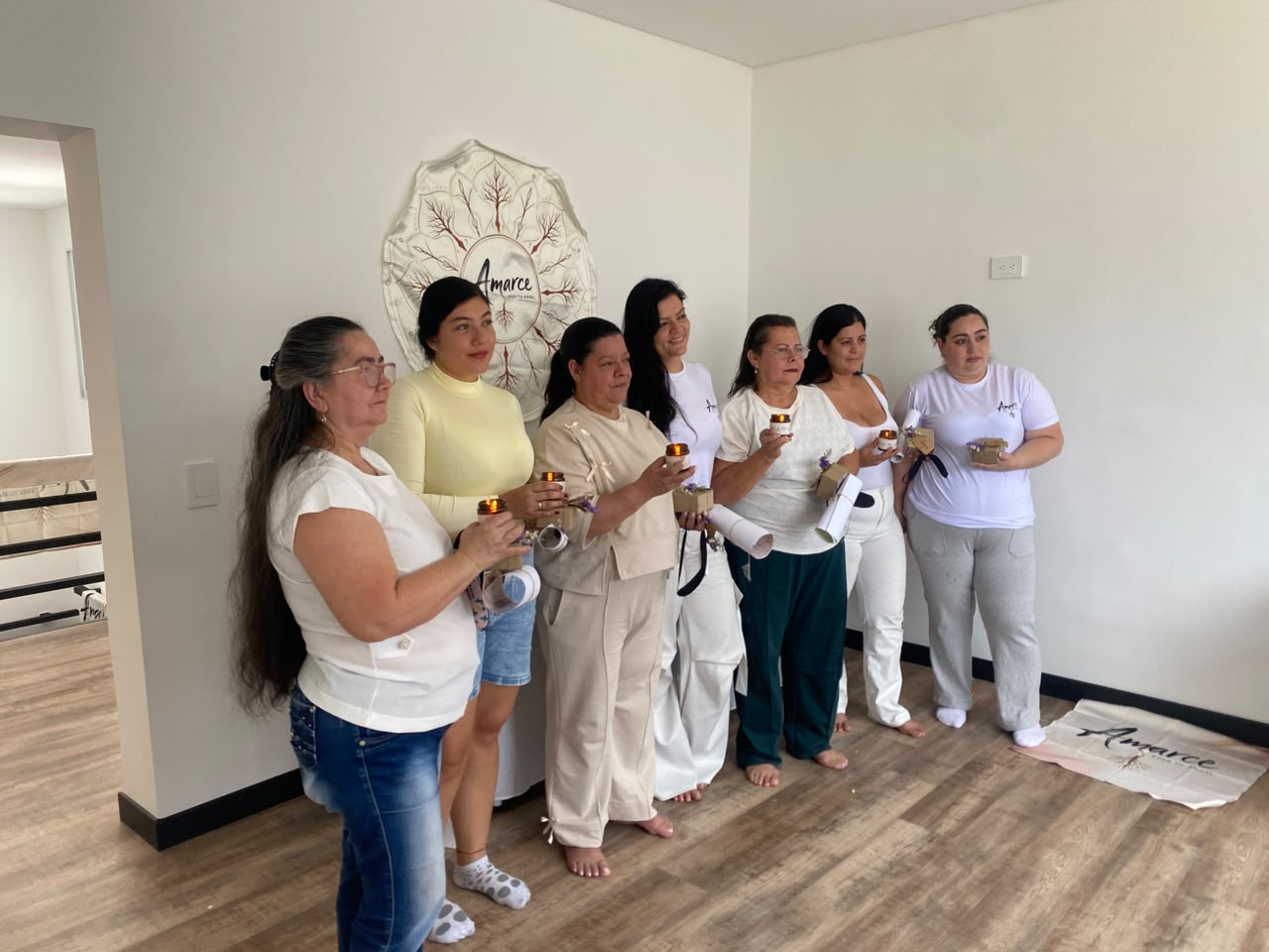 Grupo de mujeres sosteniendo sus velas encendidas en el segundo encuentro
