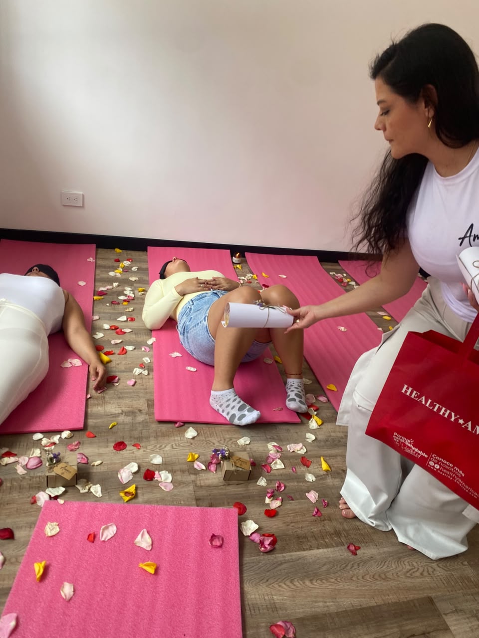 Meditación guiada sobre tapetes con pétalos en el segundo encuentro