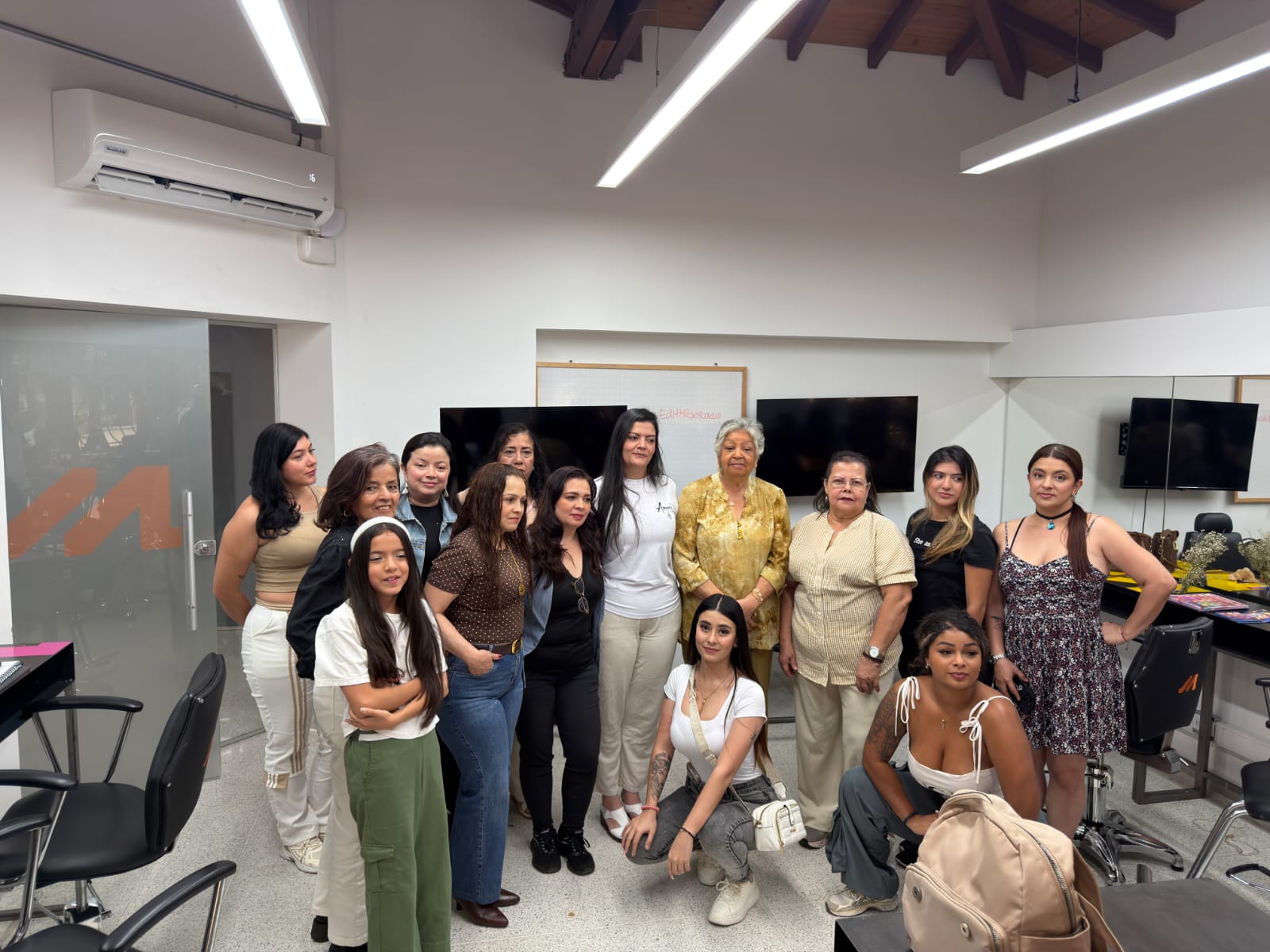 Grupo de mujeres en el taller Sanando a la Niña Interior